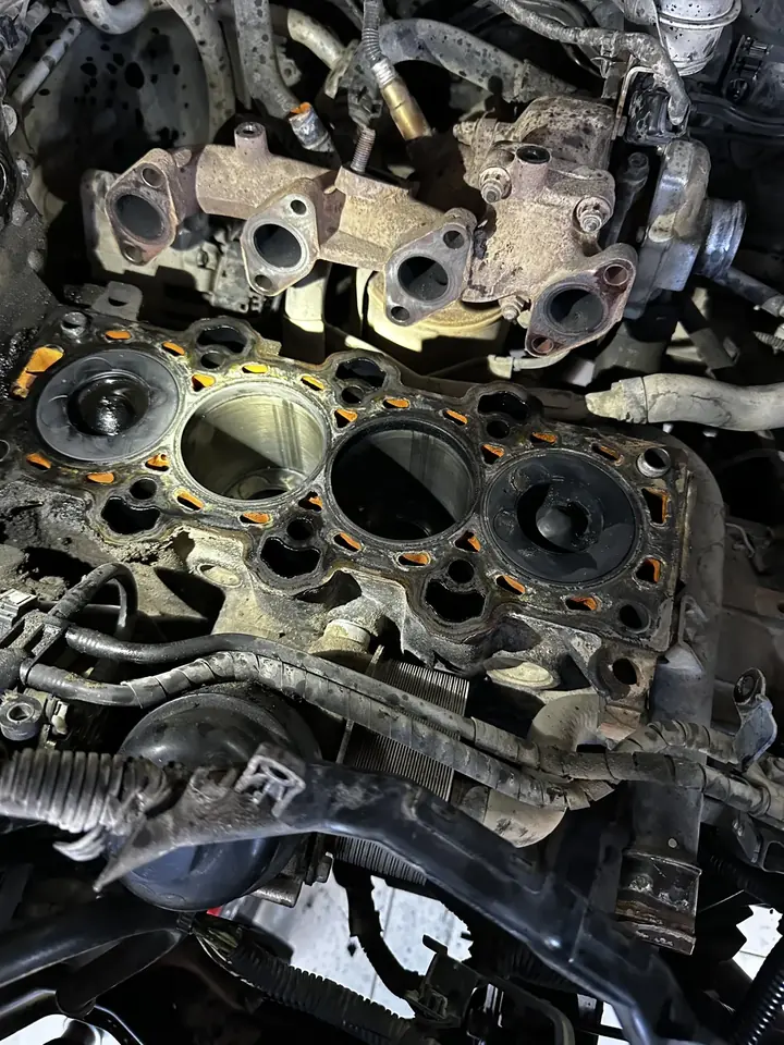 Silindir kapağı sökülmüş dört silindirli motor bloğu