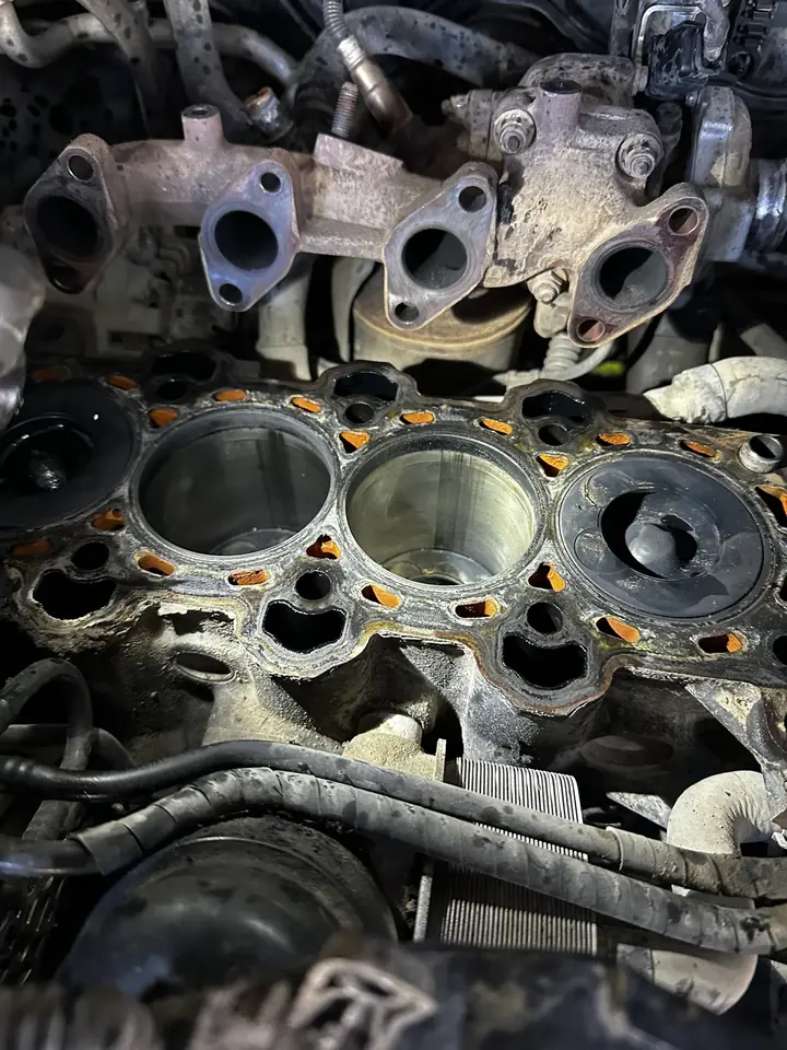 Silindir kapağı sökülmüş motorda silindirler ve piston tepeleri